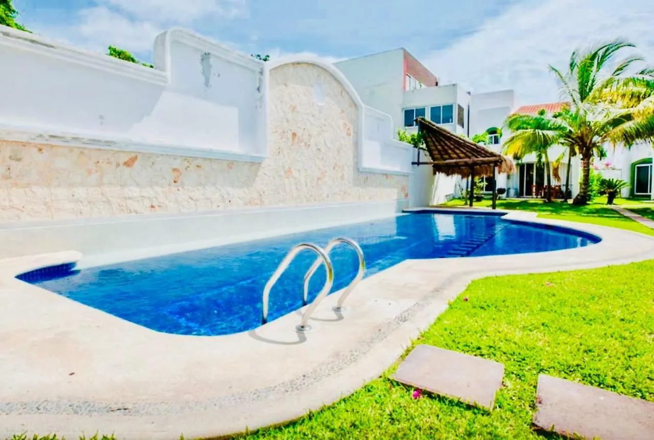 Penzion Deluxe Family Budget Balcony Room With Pool Playacar II Playa del Carmen